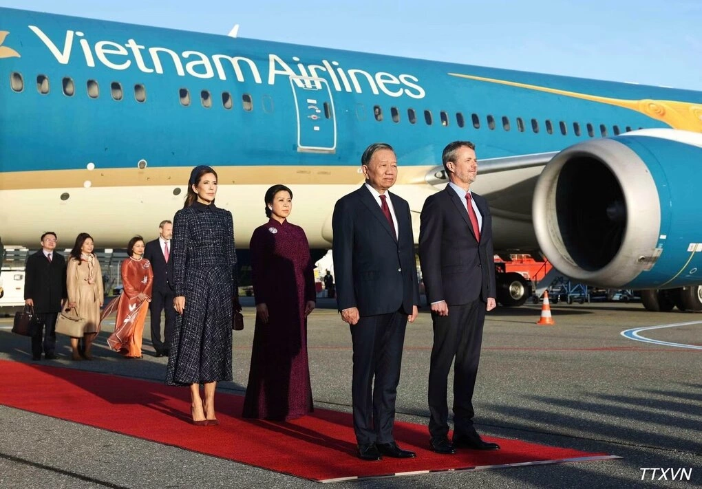 Lễ đón Tổng Bí thư, Chủ tịch nước Tô Lâm cùng phu nhân do Vua Frederik X và Hoàng hậu Mary chủ trì tại sân bay quốc tế Copenhagen ngày 19/10. Ảnh: TTXVN