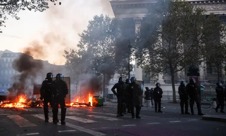 Cảnh sát Pháp trên một con đường tại thủ đô Paris ngày 17/10. Ảnh: AFP
