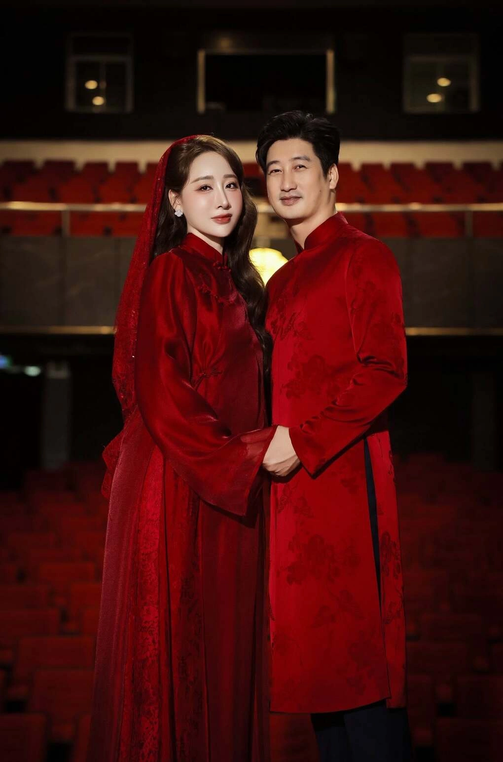 Cặp nghệ sĩ chụp ảnh cưới tại nơi cả hai cùng công tác - Nhà hát Kịch Hà Nội. Ảnh: Nhân vật cung cấp