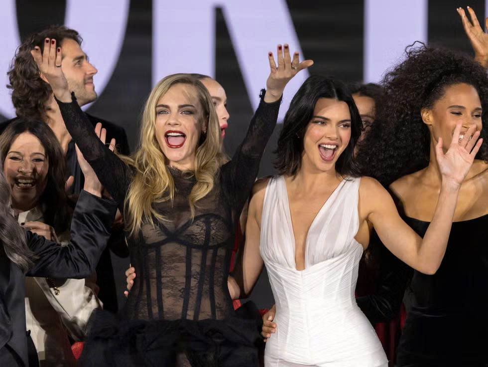 Kendall Jenner và Cara Delevingne xây dựng tình bạn từ những năm 2010. Sự gắn bó giữa hai người mẫu nhiều lần khiến khán giả đồn đoán rằng họ có mối quan hệ vượt trên tình bạn