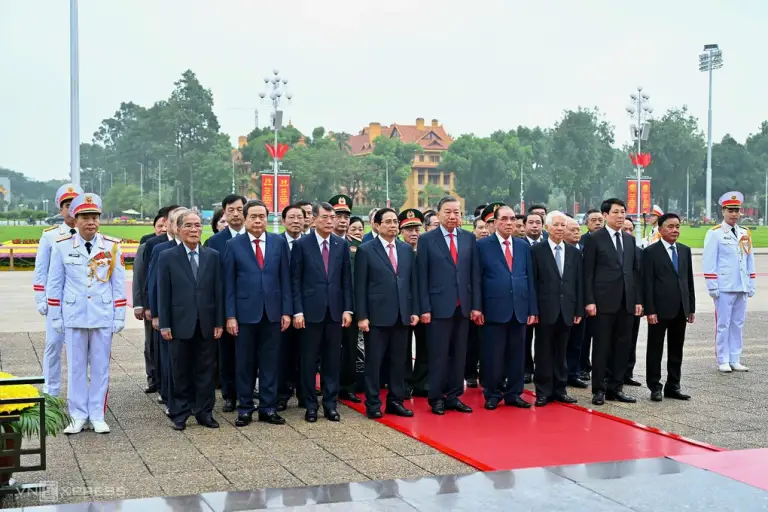 Đoàn đại biểu Ban Chấp hành Trung ương Đảng, Chủ tịch nước, Quốc hội, Chính phủ vào Lăng viếng Chủ tịch Hồ Chí Minh, sáng 28/8. Ảnh: Giang Huy