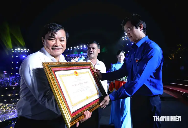 Anh Bùi Quang Huy, Bí thư thứ nhất Trung ương Đoàn trao tặng Huân chương Lao động hạng nhì của Chủ tịch nước tặng thưởng cho tập thể Báo Thanh Niên