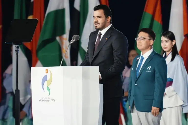 Chủ tịch Hội đồng Olympic châu Á Joaan bin Hamad bin Khalifa Al Thani (trái) phát biểu tại lễ khai mạc ASIAD ở Nagoya, Nhật Bản, ngày 19/9/2026. Ảnh: AP
