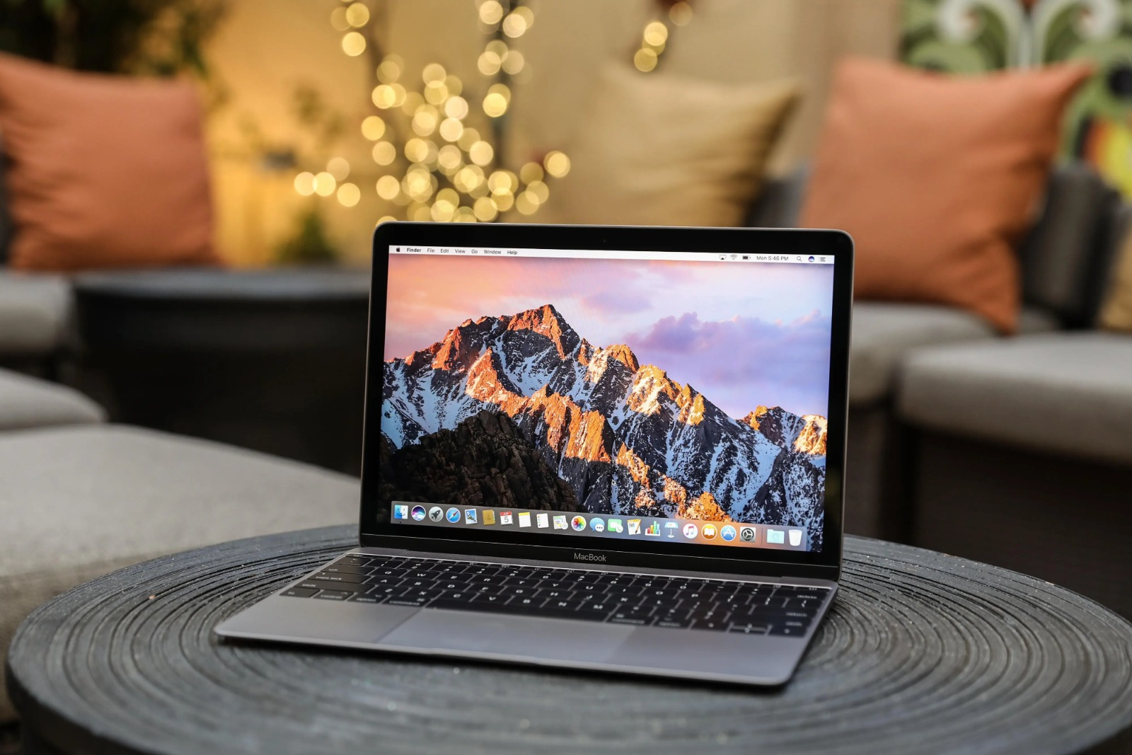 MacBook 12 inch với một cổng USB-C duy nhất và giắc tai nghe 3,5 mm