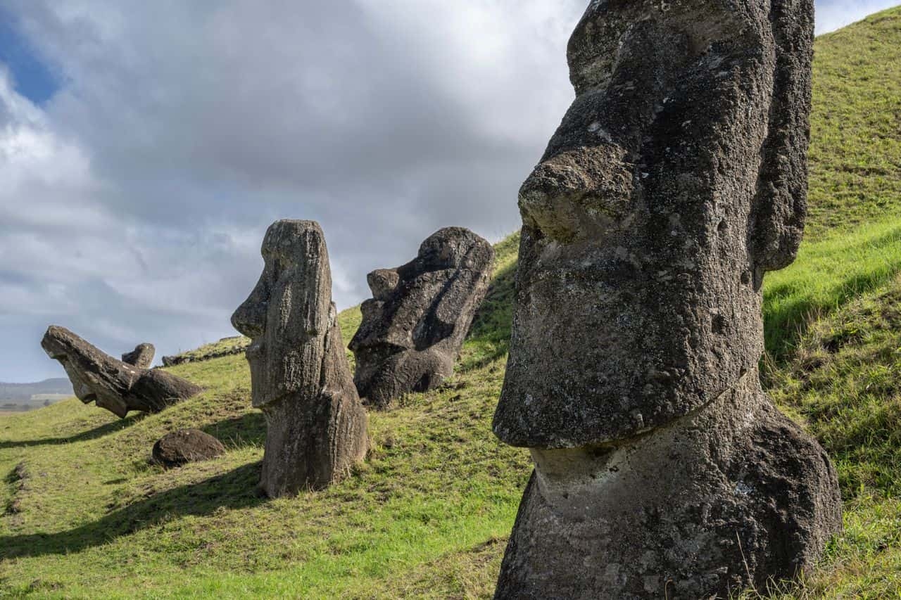 Phát hiện mới bổ sung vào hải trình di cư của người Polynesia: từ Samoa, Fiji, Tonga qua quần đảo Cook, Society, Mangareva đến đảo Phục Sinh vào khoảng năm 1210, rồi tiếp tục tiến lên phía bắc tới Hawaii. Tái dựng quy mô quần thể sáng lập ở đảo Tahiti cho thấy chỉ khoảng 800 người trong độ tuổi sinh sản cập bến vào khoảng năm 1070, dân số bùng nổ trước khi suy giảm mạnh vào thế kỷ 18 do tiếp xúc thực dân.