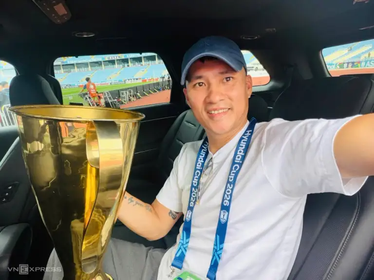 Lê Công Vinh với Cup ASEAN Cup 2026 trong sân Mỹ Đình. Ảnh: Hiếu Lương