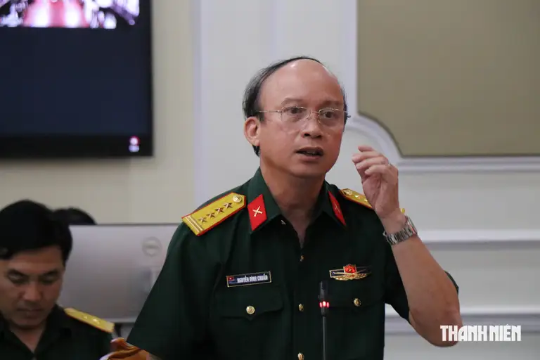 Đại tá Nguyễn Đình Chuẩn, Phó chính ủy Bộ Tư lệnh TP.HCM báo cáo tại hội nghị