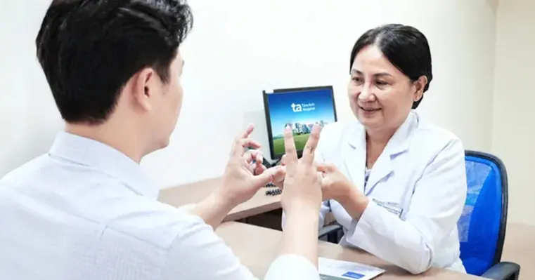 Bác sĩ Minh Đức kiểm tra sức cơ, đánh giá hồi phục cho anh H.