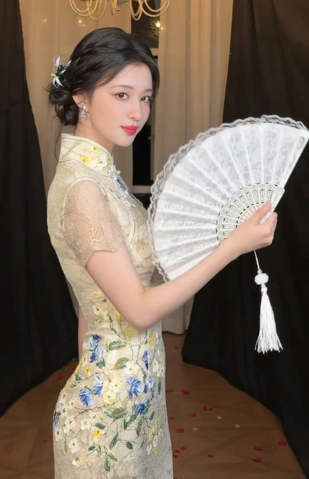 Vương Sở Nhiên được ca ngợi là bản sao hoàn hảo của Lưu Diệc Phi, thậm chí về khoản vóc dáng còn nhỉnh hơn đàn chị.