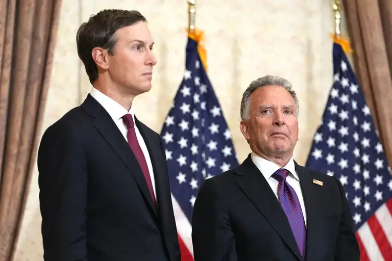 Đặc phái viên Mỹ về Trung Đông Steve Witkoff (phải) và ông Jared Kushner, con rể Tổng thống Donald Trump - Ảnh: AFP
