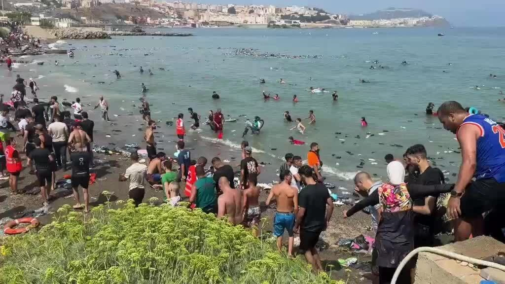 Người di cư bơi từ Morocco vào vùng Ceuta của Tây Ban Nha hồi tuần trước. Video: X/@davidsantosvlog