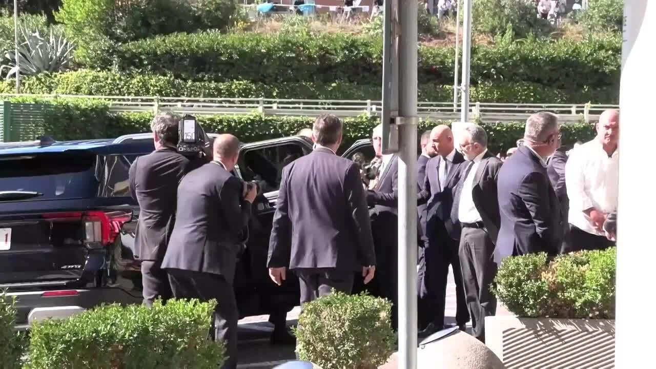 Giáo hoàng Leo XIV vào bệnh viện Gemelli ở Rome hôm 13/10. Video: Viory