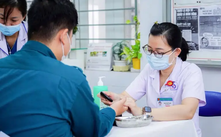 Lấy mẫu xét nghiệm tại Bệnh viện Nhân dân Gia Định. Ảnh: Bệnh viện cung cấp