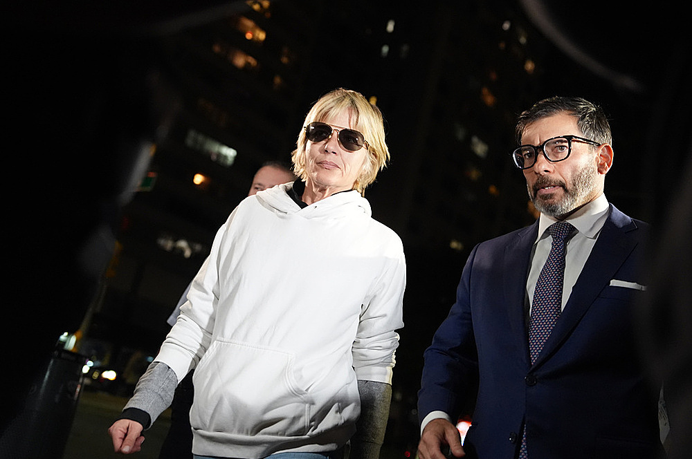 Selma Blair rời khỏi phiên tòa ở New York tối 12/10. Ảnh: AP