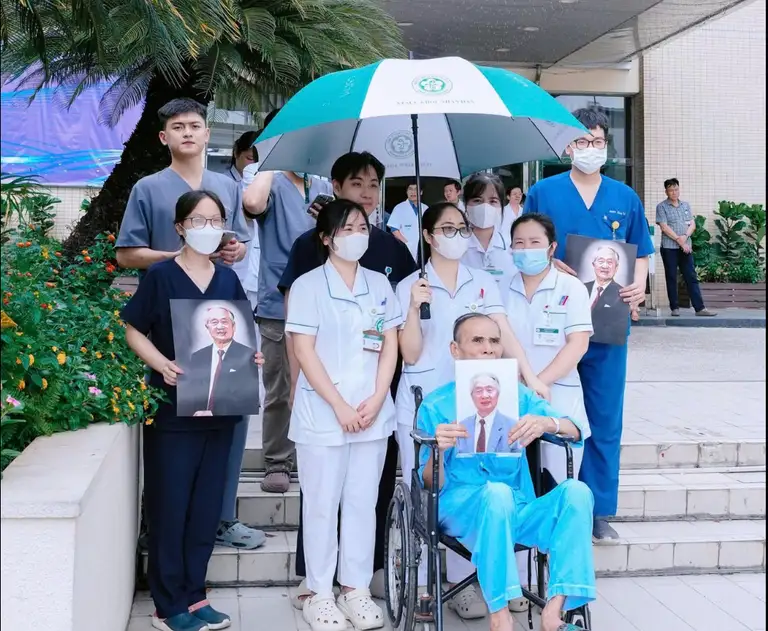 Các y bác sĩ, bệnh nhân tại Bệnh viện Bạch Mai tiễn biệt giáo sư Vũ Văn Đính - Ảnh: BVCC