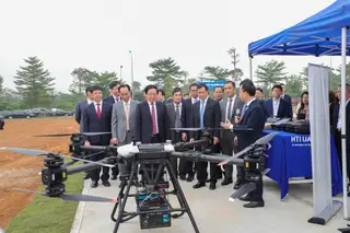 Phó thủ tướng Hồ Quốc Dũng thăm quan khu thử nghiệm UAV của Đại học Quốc gia ở Hòa Lạc, Hà Nội. Ảnh: Quốc Toản