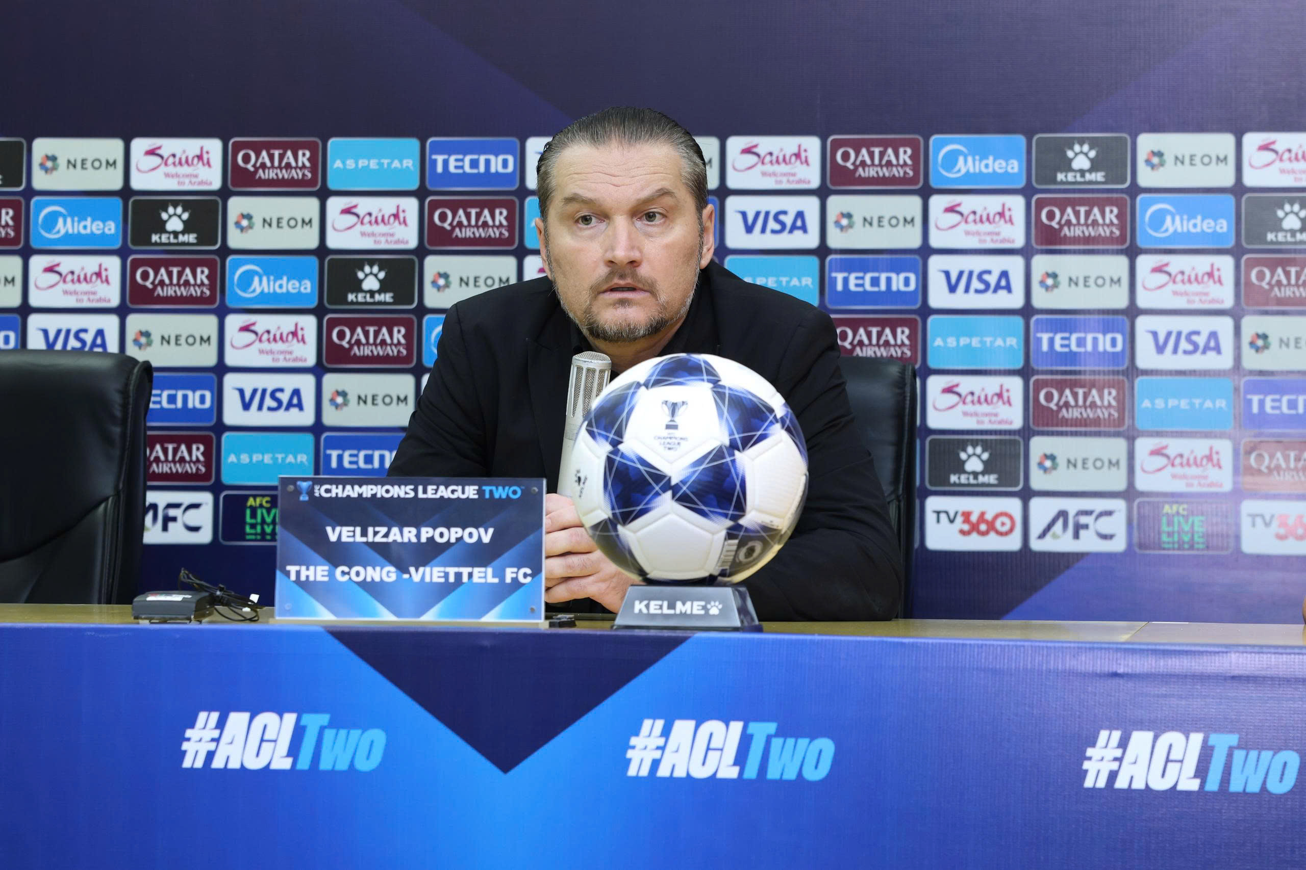HLV Popov trong buổi họp báo sau trận thua 0-5 trước FC Seoul