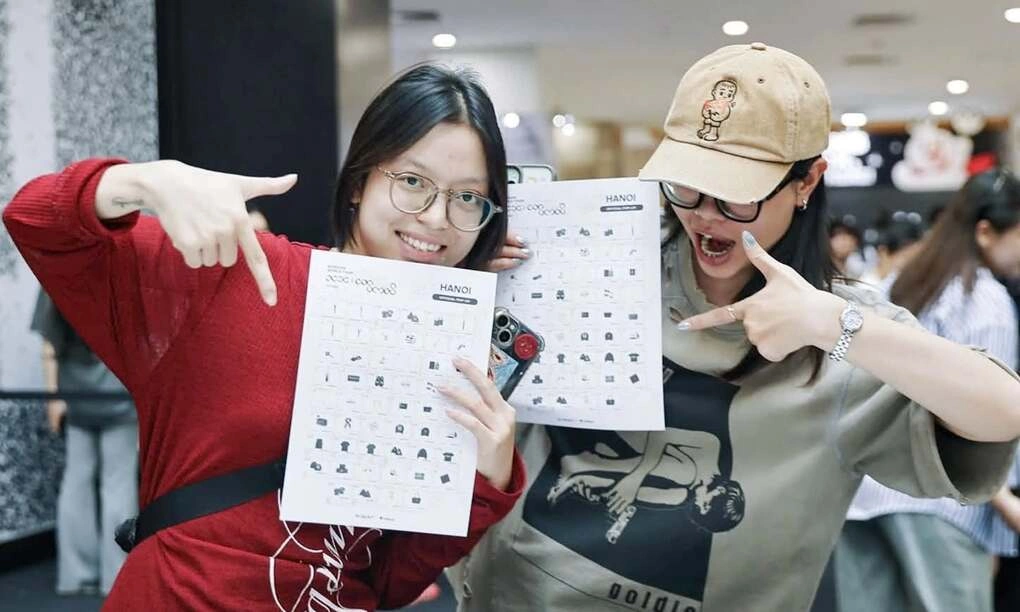 Nhóm bạn trẻ lưu lại khoảnh khắc bên các gian hàng merchandise trên phố Láng Hạ, Hà Nội. Ảnh: Tuệ Phương