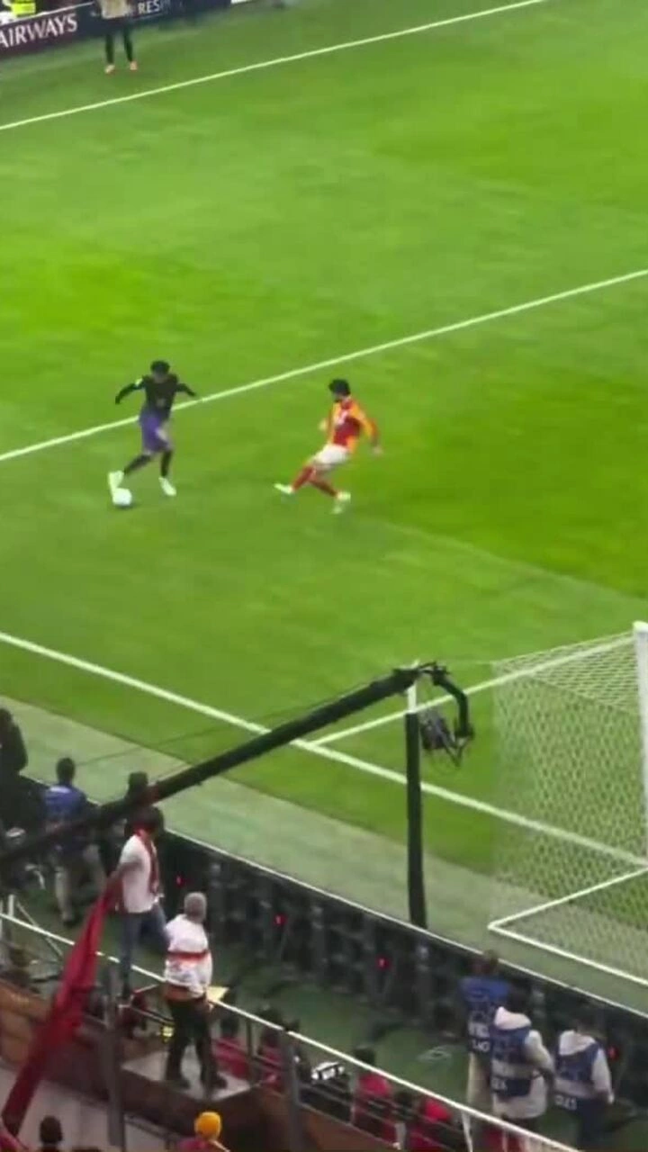 Pha xử lý "quasi-rabona" của Lamine Yamal trong trận Galatasaray – Barca nhìn từ khán đài trên sân Ali Sami Yen, Istanbul, Thổ Nhĩ Kỳ ngày 13/10/2026. Video: X/Access Yamal