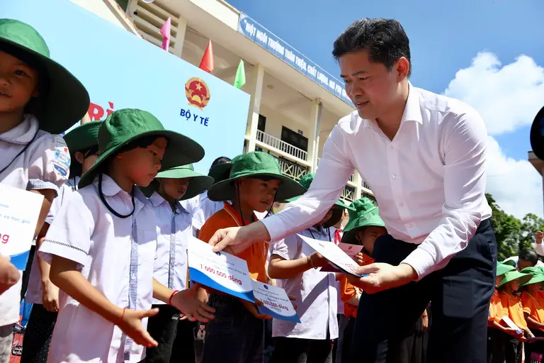 Cũng trong buổi sáng ngày 19/9, Đoàn công tác Bộ Y tế đã tiến hành trao 50 suất học bổng và 30 xe đạp cho Trường tiểu học Đông Phong và Trường THCS Đoàn Kết tại Trường tiểu học Đông Phong. (Ảnh Thành Long)