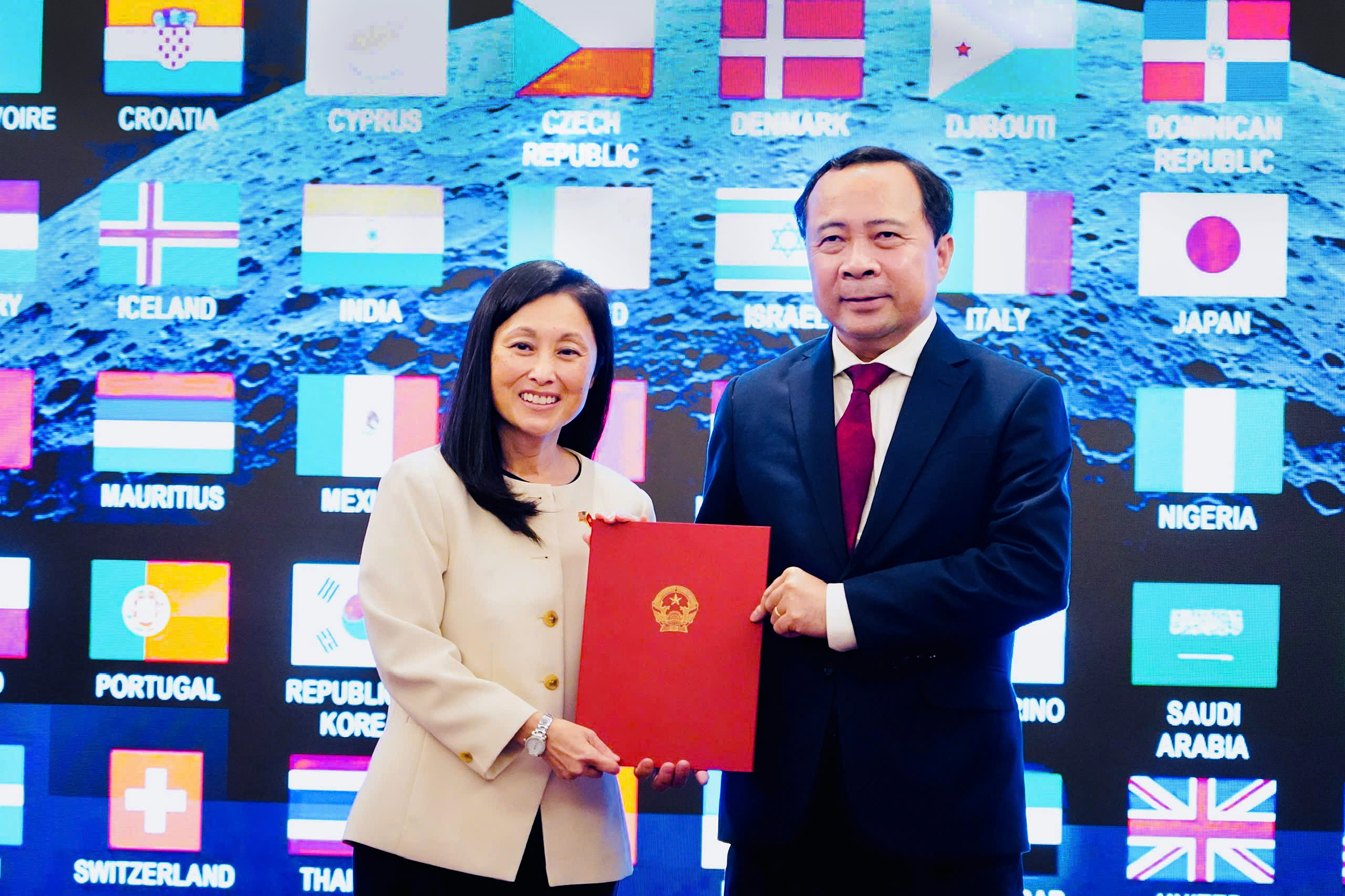 Bộ trưởng Khoa học và Công nghệ Vũ Hải Quân tiếp nhận văn kiện từ Đại sứ Mỹ tại Việt Nam Jennifer Wicks - Ảnh: Bộ Khoa học và Công nghệ