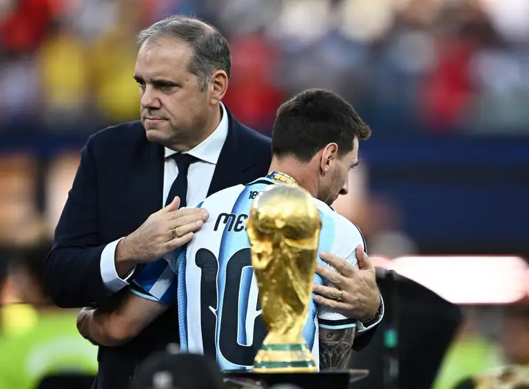 Chủ tịch CONCACAF Victor Montagliani (trái) cùng các thành viên đã tổ chức cuộc họp và tuyên bố phản đối đề xuất bán cổ phần World Cup của FIFA