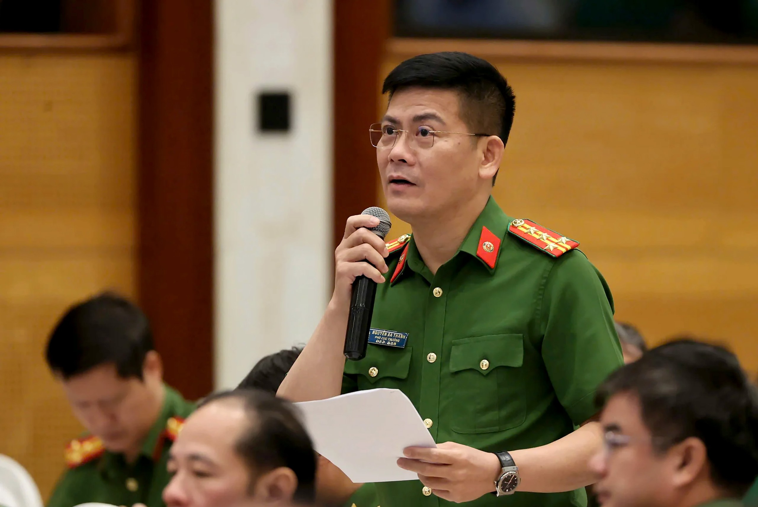 Đại tá Nguyễn Bá Thành giải đáp thắc mắc của nông dân tại diễn đàn
