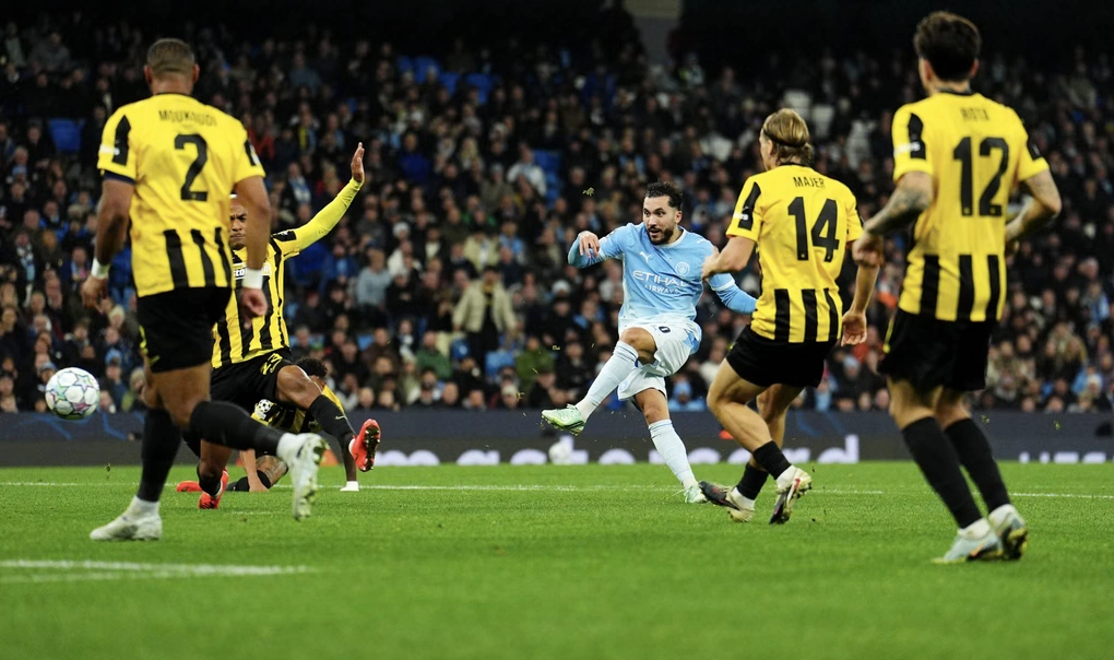 Rayan Cherki cứa lòng chân trái nâng tỷ số lên 3-1. Ảnh: PA