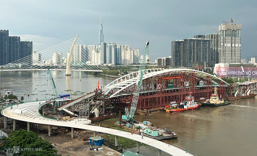 Sà lan cùng hệ khung đỡ chuẩn bị được rút khỏi nhịp cầu, chiều 21/10. Ảnh: Tuấn Việt