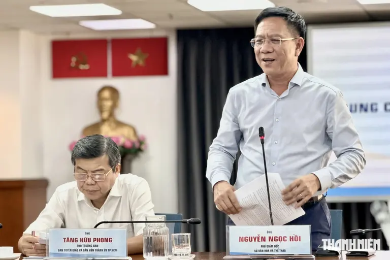 Ông Tăng Hữu Phong, Phó trưởng ban Tuyên giáo và Dân vận Thành ủy TP.HCM (trái) và ông Nguyễn Ngọc Hồi, Phó giám đốc Sở Văn hóa và Thể thao TP.HCM chủ trì họp báo, chiều 23.7