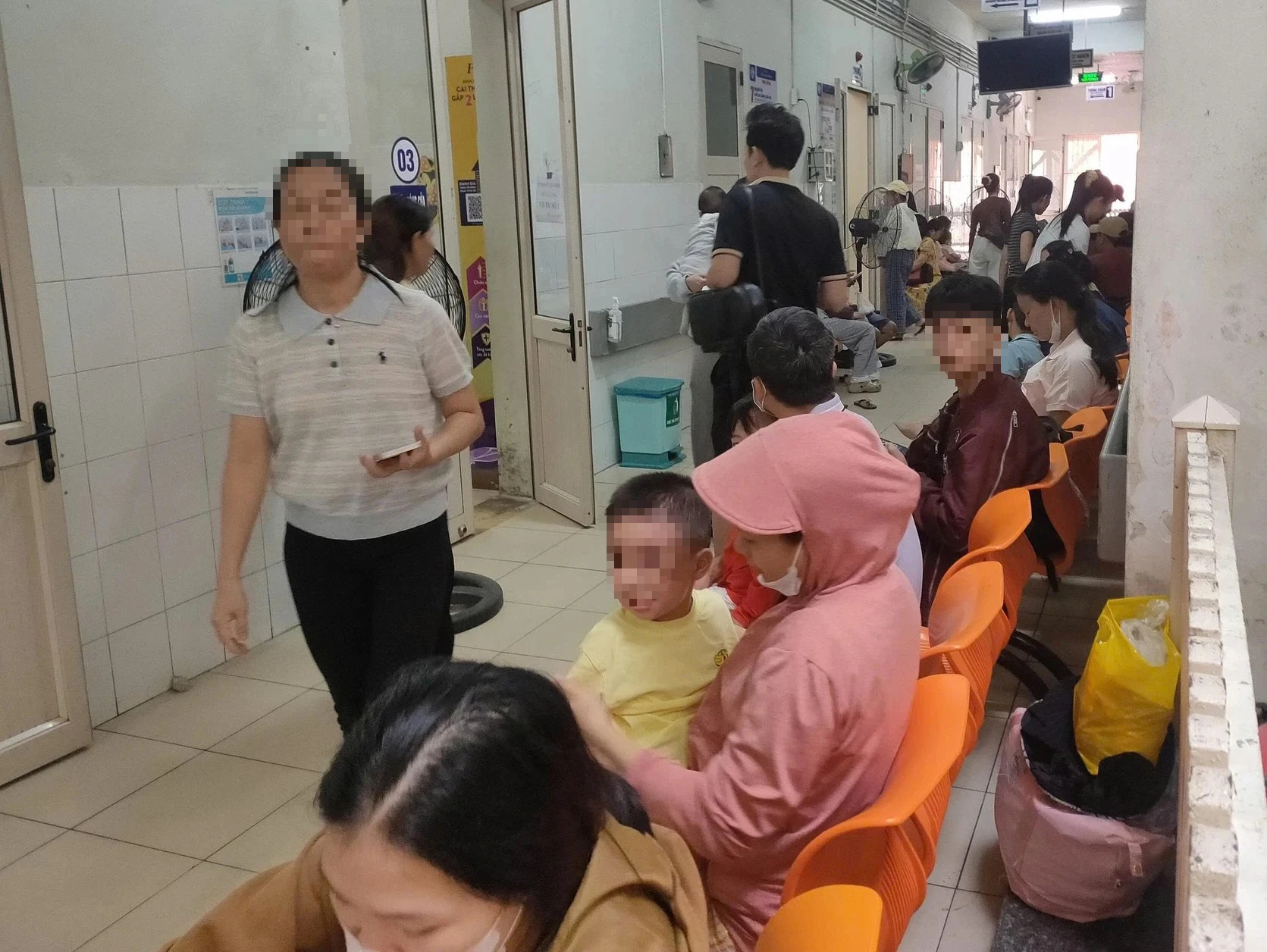 Bệnh nhi đến khám tại Trung tâm Nhi, Bệnh viện Trung ương Huế tăng đột biến