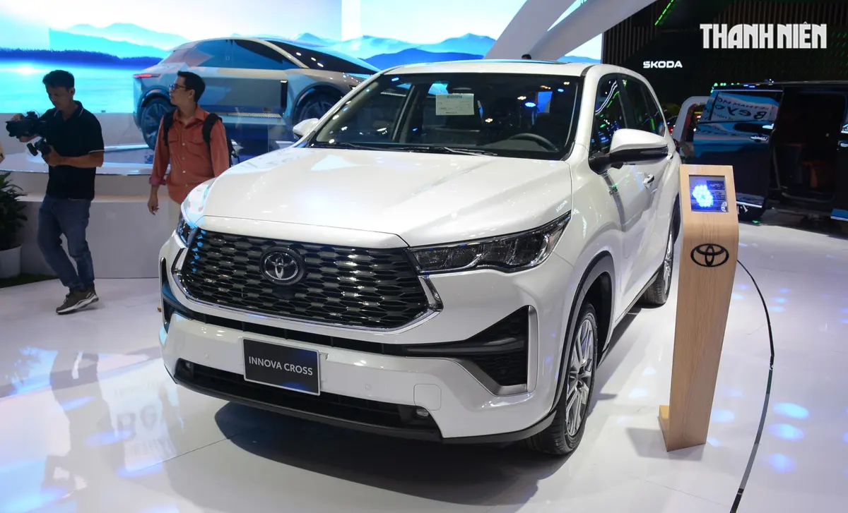 Toyota Innova Cross HEV xếp thứ hai trong danh sách này với lượng xe bán ra ít hơn khoảng 300 xe so với Corolla Cross HEV. Cụ thể, sau 6 tháng đầu năm 2026, Toyota Việt Nam đã bán ra tổng cộng 2.511 xe Innova Cross HEV. Ngoài danh tiếng của một trong những mẫu MPV 7 chỗ từng hút khách nhất thị trường Việt Nam, việc sở hữu kiểu dáng thiết kế hiện đại, không gian nội thất rộng rãi, thực dụng, vận hành mạnh mẽ, êm ái… là những yếu tố giúp Innova Cross HEV tạo sức hút. Hiện tại, dòng Toyota Innova Cross tại Việt Nam có 3 phiên bản, trong đó riêng bản Innova Cross HEV có giá niêm yết 960 triệu đồng