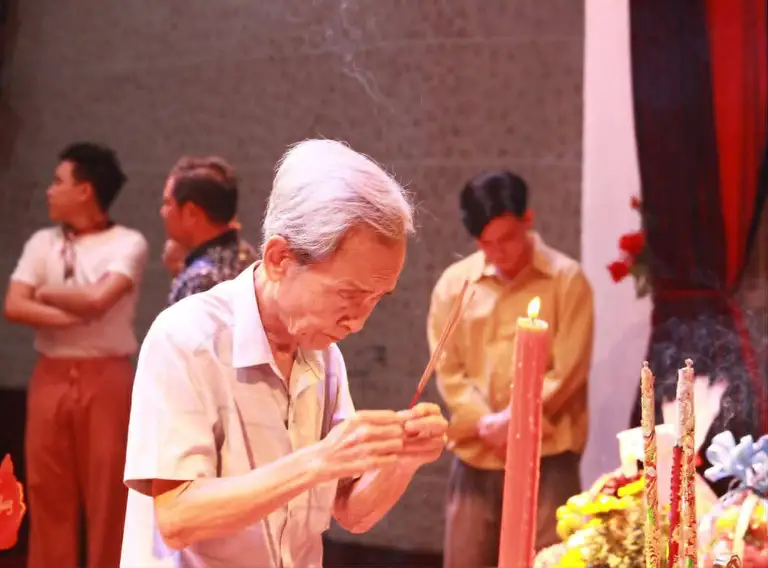 Đạo diễn Thanh Hạp thắp nhang bàn thờ tổ trong một mùa giỗ tổ sân khấu tại Hoàng Thái Thanh - Ảnh: Sân khấu Hoàng Thái Thanh