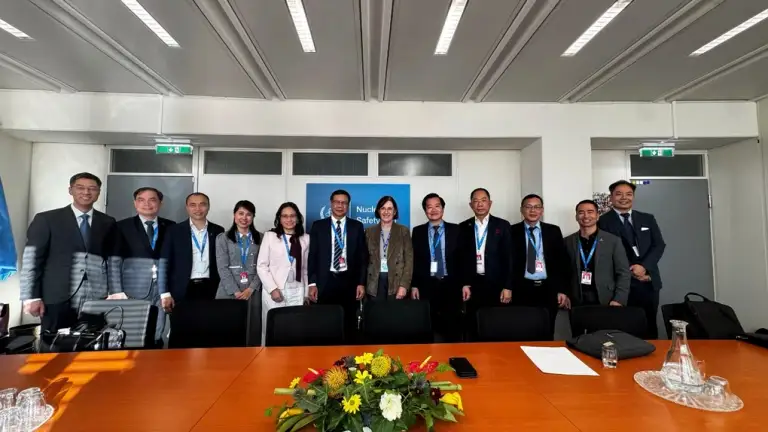 Đoàn Việt Nam cùng bà Karine Herviou, Phó Tổng Giám đốc IAEA phụ trách An toàn và An ninh hạt nhân. Ảnh : Varans