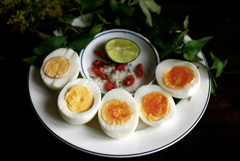 Trứng cung cấp protein cho bữa sáng, nhưng người suy giảm chức năng thận không nên ăn quá nhiều protein. Ảnh minh họa: Bùi Thủy