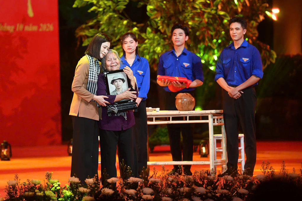 Nghệ sĩ Ưu tú Tuyết Thu (trái) và nghệ sĩ Lê Thiện trong tiết mục kịch "Khắc khoải nỗi mong chờ". Ảnh : Thanh Tùng