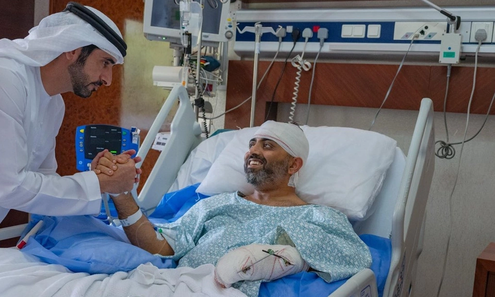 Cơ trưởng Smit Machchhar gặp Thái tử Dubai Hamdan bin Mohammed bin Rashid Al Maktoum ở bệnh viện tại Abu Dhabi, UAE, hôm 2/10. Ảnh: AP