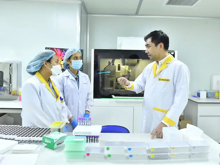 TS Võ Sỹ Nam (ngoài cùng bên phải) thảo luận với cộng sự về công nghệ giải mã gene. Ảnh: NVCC
