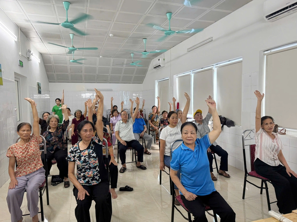 Người cao tuổi tập thể dục tại Cơ sở chăm sóc ban ngày phường Bồ Đề. Ảnh: Mai Phượng
