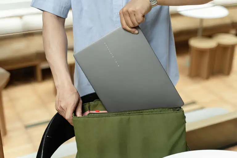 Thiết kế mỏng nhẹ trở thành một tiêu chí thực tế khi sinh viên phải mang laptop theo trong phần lớn thời gian học tập và di chuyển.