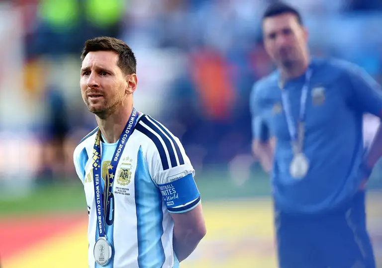 Tiền đạo Argentina Lionel Messi bật khóc, phía sau là HLV Lionel Scaloni sau trận Argentina thua Tây Ban Nha 0-1 ở chung kết World Cup 2026 trên sân MetLife, New Jersey, Mỹ ngày 19/7/2026. Ảnh: AP