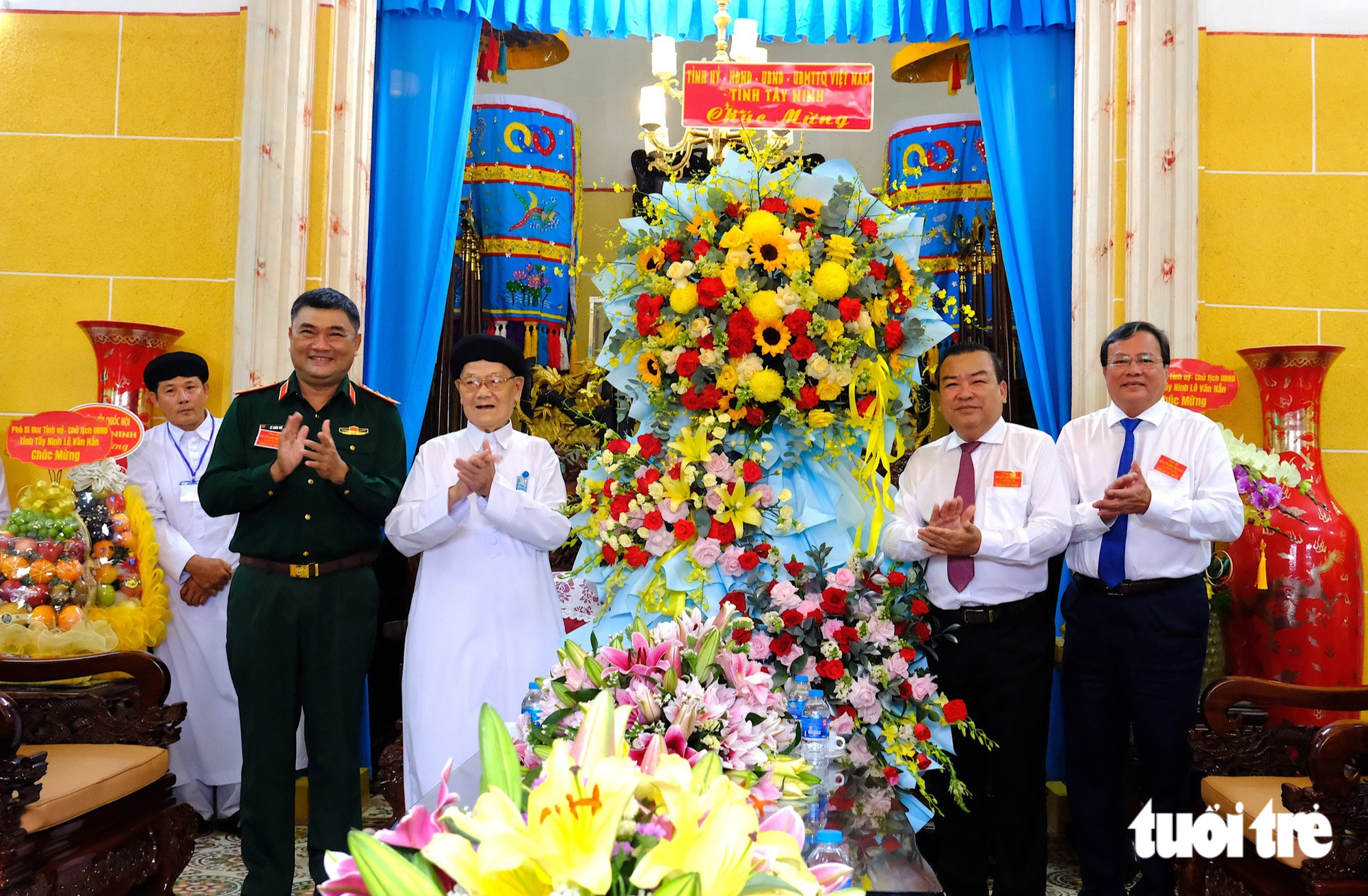 Đầu sư Thượng Tám Thanh (Chưởng quản Hội Thánh Cao Đài Tòa Thánh Tây Ninh) nhận hoa và lời chúc mừng đại lễ từ Trung tướng Lê Xuân Thế (Tư lệnh Quân khu 7) và lãnh đạo tỉnh Tây Ninh - Ảnh: SƠN LÂM