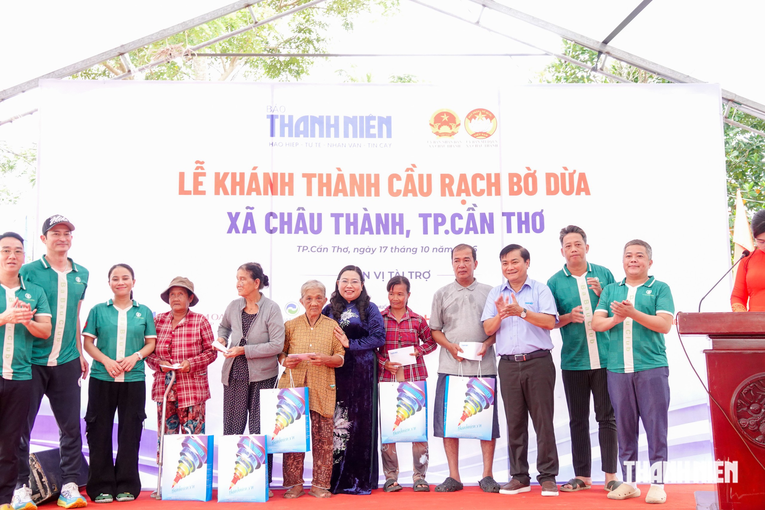 Các hộ dân có hoàn cảnh khó khăn nhận quà chia sẻ từ chương trình