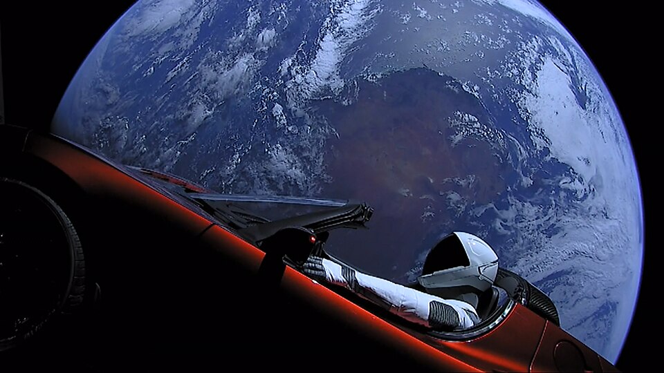 Chiếc Roadster của Elon Musk trở thành chiếc xe đầu tiên bay vào không gian, và giờ nó đã ở một nơi xa lắm - Ảnh: SpaceX.