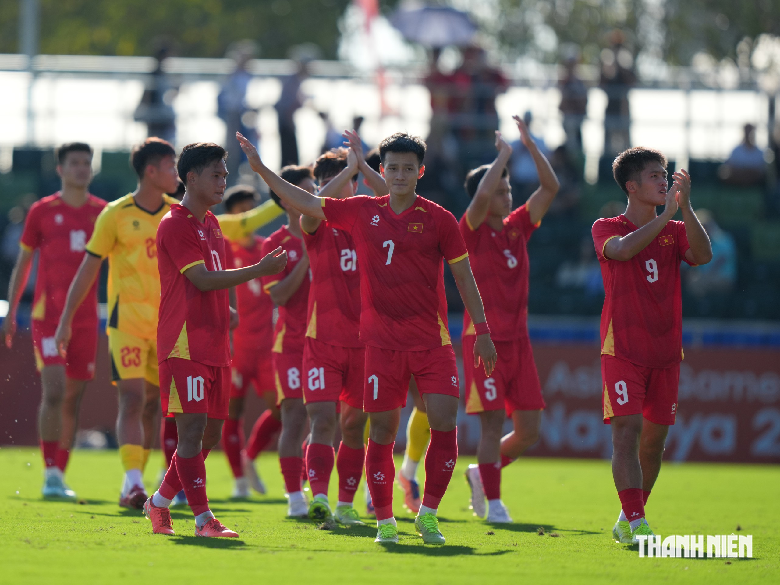 Quang Dũng (10) có trận ra mắt U.23 Việt Nam trong trận gặp U.23 Uzbekistan