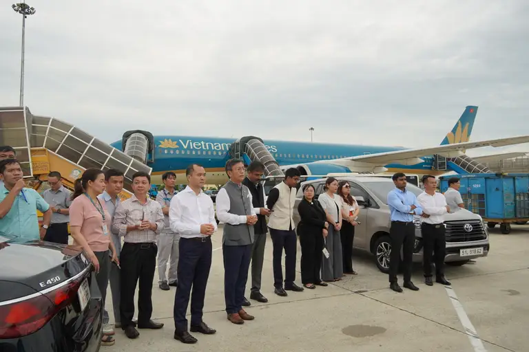 Hàng đầu, từ trái sang: Phó giám đốc Sở Ngoại vụ TP.HCM Nguyễn Minh Quế, Đại sứ Ấn Độ tại Việt Nam Tshering W. Sherpa, Tổng lãnh sự Ấn Độ tại TP.HCM Vipra Pandey tham dự buổi lễ bàn giao thi thể các nạn nhân chiều 13-7 - Ảnh: SỞ NGOẠI VỤ TP.HCM