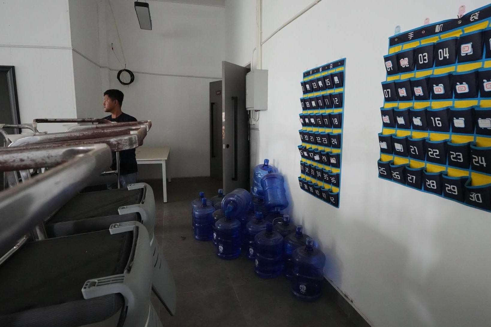 Hiện toàn bộ khu vực vẫn được lực lượng chức năng đặt dưới chế độ giám sát nghiêm ngặt - Ảnh: AP