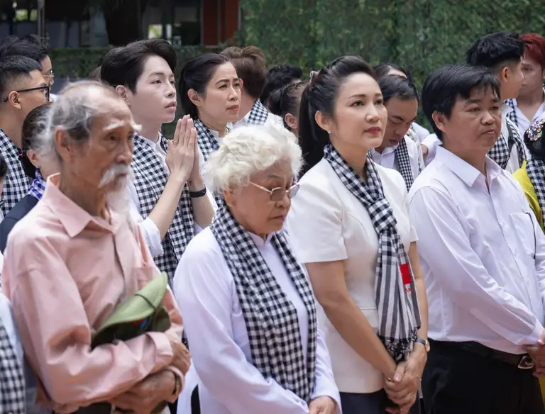 Đoàn văn nghệ sĩ TP.HCM tham gia lễ viếng, bày tỏ lòng biết ơn các anh hùng liệt sĩ nhân dịp 27-7 tại công viên Lê Thị Riêng - Ảnh: Michael Neo