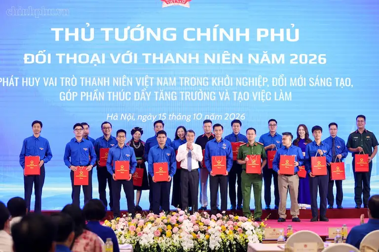 Thủ tướng Chính phủ tặng quà động viên 20 thanh niên tiêu biểu, đại diện cho nhiều lĩnh vực, phong trào của tuổi trẻ cả nước. Ảnh: chinhphu.vn/Nhật Bắc
