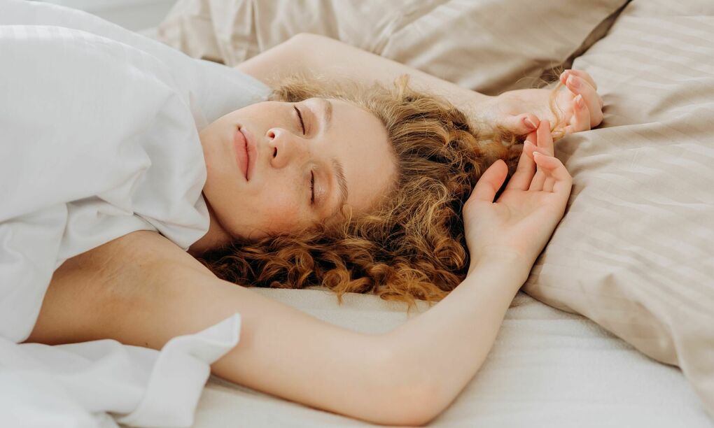 Nhiều người chỉ thấy thoải mái khi đưa hai tay qua đầu lúc ngủ. Ảnh minh họa: Pexel